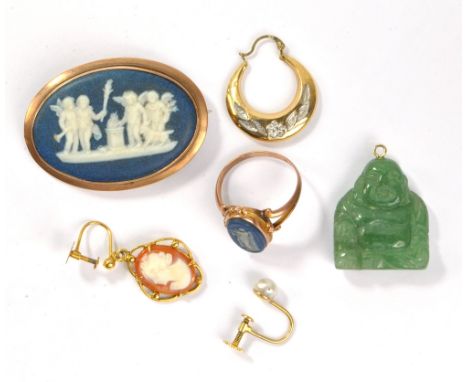 A small group of jewellery comprising yellow gold mounted Wedgwood jasper ware brooch stamped '9ct', a 9ct gold ring set with