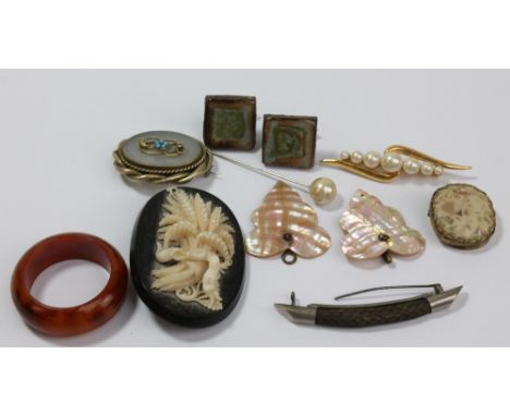 A Victorian carved ivory brooch in the form of a wheatsheaf, length 7.5cm, also an amber coloured napkin ring, a pair of glaz