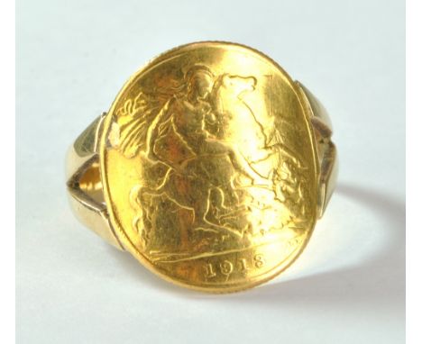 A George V half sovereign converted to a gentleman's signet ring with 9ct gold band, size T1/2, approx 6.3g.