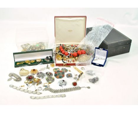 A quantity of costume jewellery including Scottish brooches set with various hardstones, gilt metal necklace, Sekonda fashion