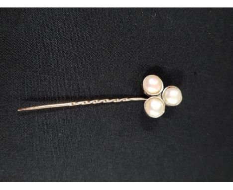 ANTIQUE 9 CARAT GOLD, SILVER AND PEARL SHAMROCK TIE PIN