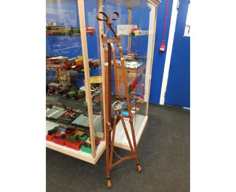 EASEL STAND