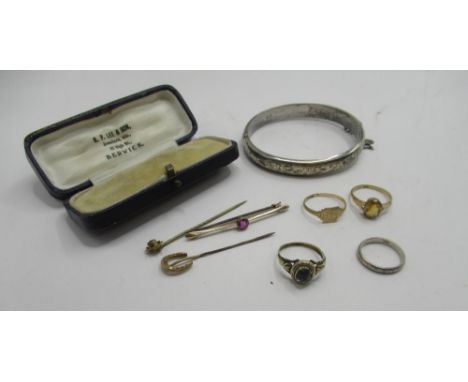 9ct yellow gold ring set with yellow stone, size N1/2, a 9ct gold square faced signet ring, size O, a 9ct gold bar brooch wit