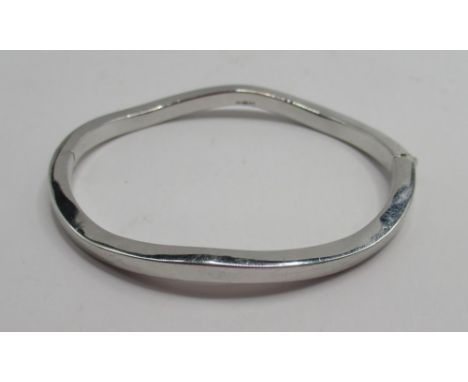 9ct white gold shaped hinged bangle, stamped 9kt, 9.88g