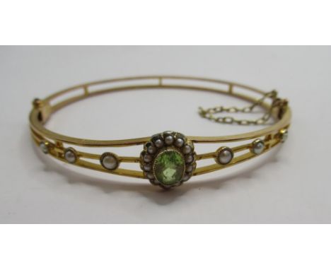 Edwardian 9ct yellow gold bangle set with peridot and seed pearl cluster and pearls, stamped 375, 9.1g