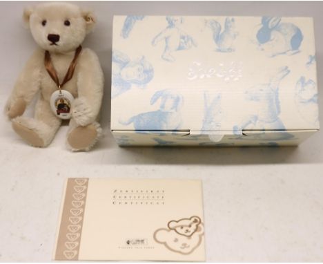 Steiff Margarete teddy bear 2009 edition, white mohair, H28cm, with box and certificate