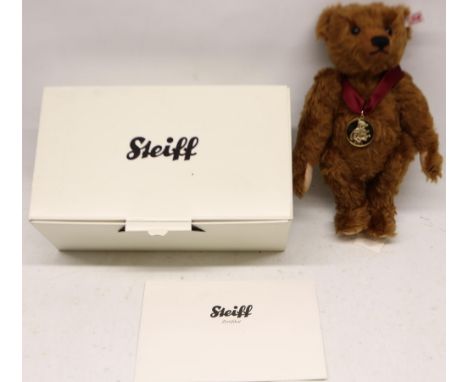 Steiff/Danbury Mint Teddy Bear of the Year 2011, brown mohair, with medallion, H30cm, with box and certificate
