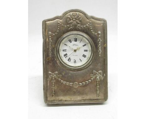 R. Carr, Elizabeth II silver mounted easel quartz desk clock timepiece, embossed ribbon and bow decoration, Sheffield 1995, H