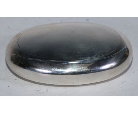 A George V silver squeeze-action oval snuff box, quite plain, hinged cover, 8.5cm wide, Deakin &amp; Francis, Birmingham 1921
