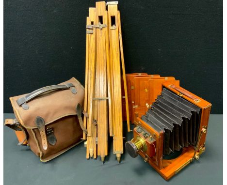 Cameras - An early 20th century, English half-plate mahogany field-camera, with Thornton-Pickard roller-blind shutter, origin