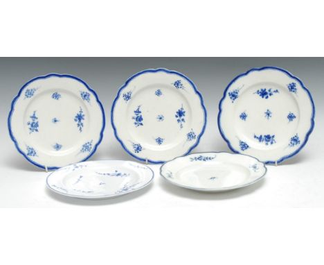 Five Caughley shaped circular plates, each decorated in underglaze blue with floral sprays, 20cm diam, S mark, c.1780