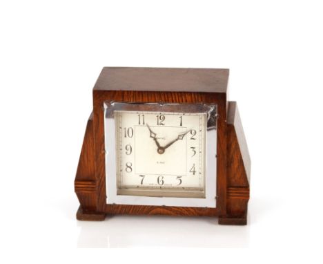 An oak cased Art Deco Smiths eight day mantel clock, 17.5cm wide, 14cm high 