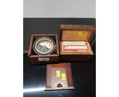A VINTAGE BRASS SINGER COMPASS IN A MAHOGANY FITTED DISPLAY BOX TOGETHER WITH VINTAGE PLAYING CARDS IN A NICELY PRESENTED CAR