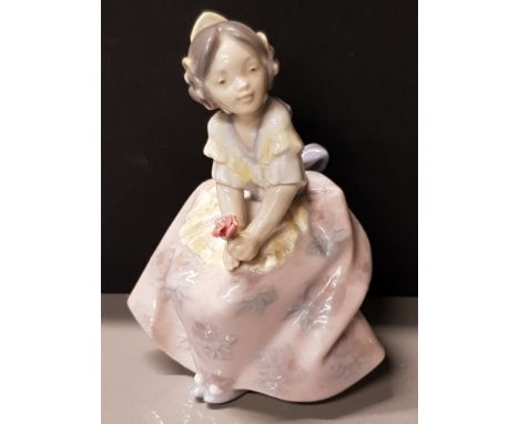 LLADRO FIGURE 5372 LOLITA WITH ORIGINAL BOX  HEIGHT 11.5CM