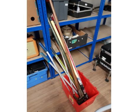 A BOX OF ASSORTED GARDEN TOOLS