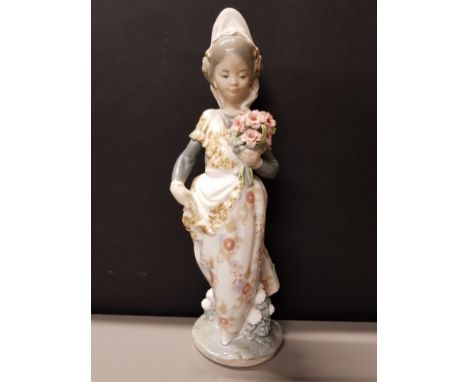 LLADRO FIGURE 1304 VALENCIAN GIRL WITH FLOWERS PLUS ORIGINAL BOX HEIGHT 24.5CM