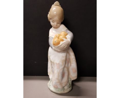 LLADRO FIGURE 4841 VALENCIAN GIRL WITH BASKET OF ORANGES WITH ORIGINAL BOX  HEIGHT 17.5CM