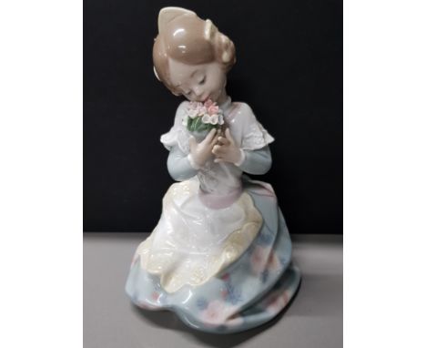 LLADRO FIGURE 5868 LOVING VALENCIANA WITH ORIGINAL BOX    HEIGHT 16CM