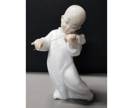 LLADRO FIGURE 4536 CHINESE ANGEL PLAYING VIOLIN WITH ORIGINAL BOX     HEIGHT 16CM