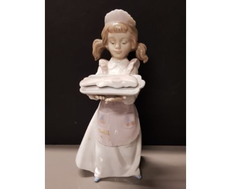 LLADRO FIGURE 6235 DINNER IS SERVED WITH ORIGINAL BOX   HEIGHT 19CM