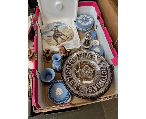 A box of misc to include Wedgwood Jasperware, Jubilee glass plate and hummel figures etc. 