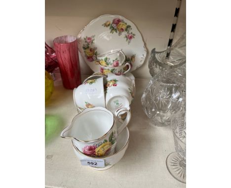 English fine bone china Manor Roses tea set by Queen Anne - 21 pieces 