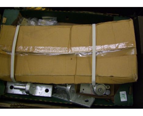 A large collection of heavy duty reversible hinges: gate hinges etc. 
