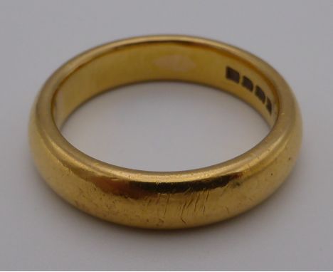 Gentleman's 22 carat gold wedding ring, British hallmarks, 11.1g. Size Q/R for guidance only, with a small blue box