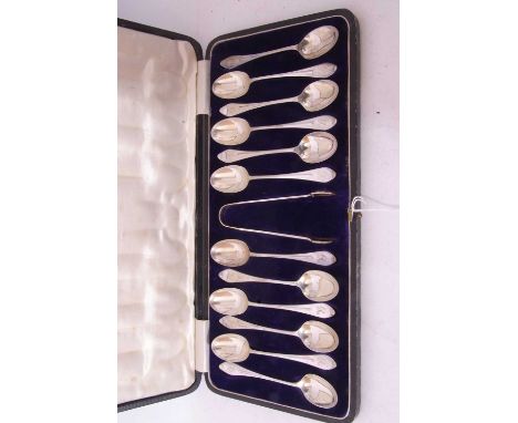 Cased set of 12 George V dog-nose and rat-tail tea spoons, each initialled with 'R' in script to the handles, together with m