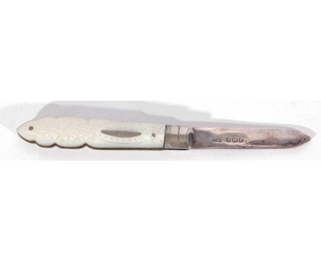 George V mother of pearl mounted and silver bladed folding fruit knife, Sheffield 1924, makers mark WN probably William Needh