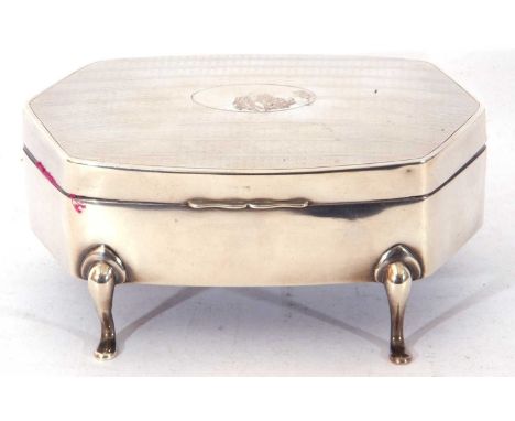 George V silver trinket/ring box of shaped rectangular form, engine turned decoration around a vacant cartouche, the hinged l