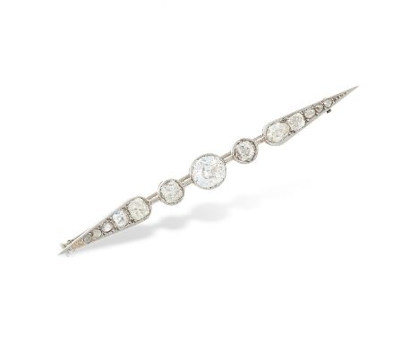AN ANTIQUE BAR DIAMOND BROOCH, EARLY 20TH CENTURY in 18ct yellow gold, set with a trio of principal old cut diamonds of 0.91,