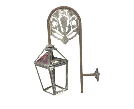 Vintage John Smith's large copper wall lamp on cast iron bracket, H120cm - Condition Report 