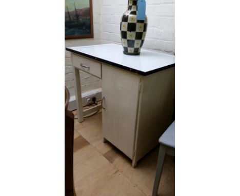 1950’s enamel top kitchen unit. Single drawer and cupboard with internal shelf. Measures approx: 87cm wide, 53cm deep, 77cm h