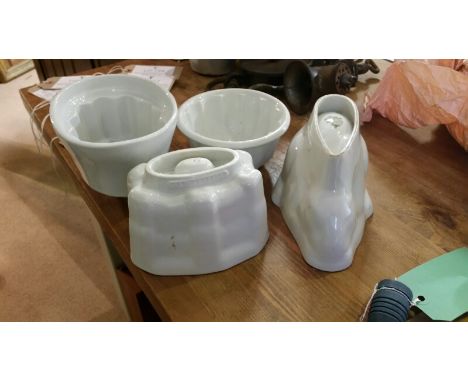 Collection of kitchenalia: 4 ceramic moulds including a Wade rabbit, Gresley round mould, and a "Gin Palace" mould