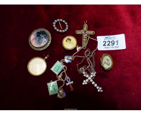 Miscellaneous vintage jewellery items including a "Ruskin" brooch, an early 20th century Egyptian souvenir silver and enamel 