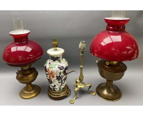 BRASS PULLMAN TABLE LAMP, two vintage style oil lamps with red shades, a Masons style porcelain lamp base, 34cms H the Pullma