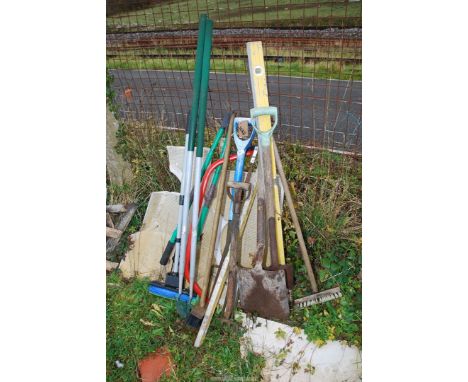 A bow saw, shovel, spirit level, brushes, hoe etc.