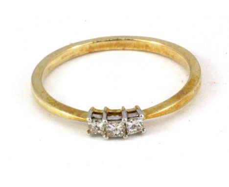 A 9ct yellow gold three princess cut diamond set ring, (Q).