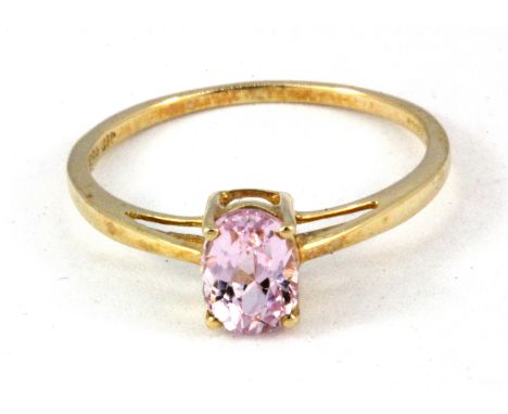 A 9ct yellow gold oval cut morganite set solitaire ring, (Q.5).