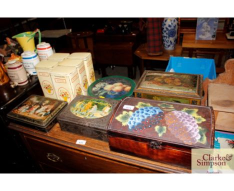 A quantity of various vintage tins