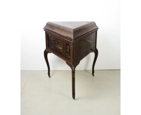 Large, Davis standing record player on 3 legs. In good working condition. Broken cover holder. Good visual condition, broken 