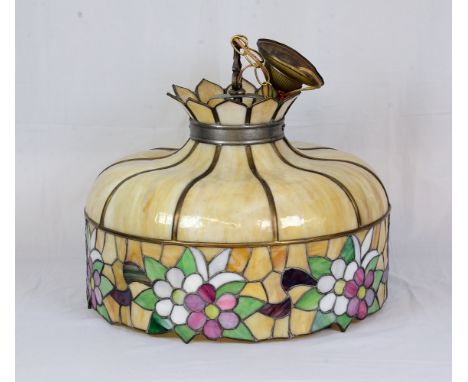Hangable Tiffany style ceiling lamp. Fully working. Fits 1 E27 bulb. American power plug. 51 cm diameter, 44 cm high. Very go