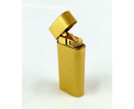 Cartier gold plated lighter 1993. Good condition, light wear. Comes with original box. Number on bottom C35397. Size: 6 x 2,5