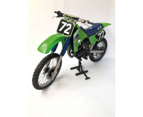Beautifull Kawasaki KX125 two-stroke "Power Valve" from 1986 in very good and working condition with a new rear tire. In 1985