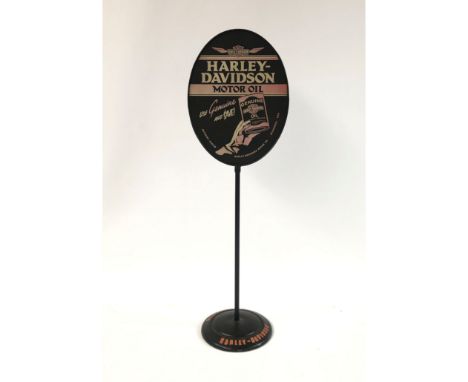 Reproduction of vintage Harley-Davidson motor oil advertising stand from metal. Size: 121 x 40 x 34 cm. Condition: Very good.