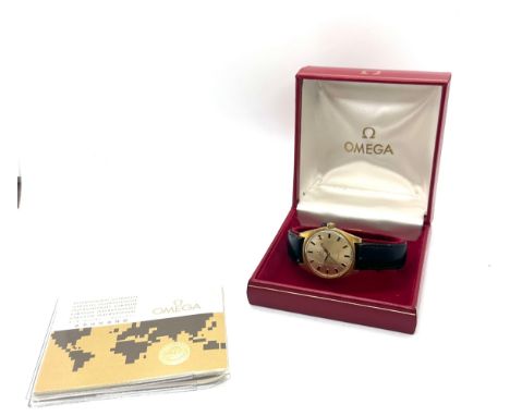 Gents Omega Geneve wristwatch, hand wound movement, round champagne dial signed 'Omega, Geneve', baton markers, gold and blac