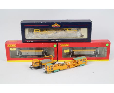 Hornby - Bachmann - 3 x boxed OO gauge models and 2 x unboxed including two Seacow hopper wagons # R6288A, a Plasser Tamper M
