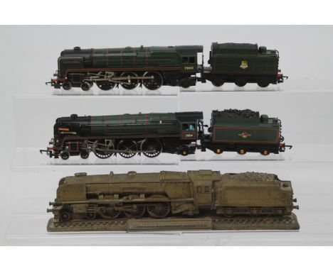 Hornby - Two unboxed Hornby OO gauge 'Britannia' class steam locomotives and tenders in BR green liveries; together with a st