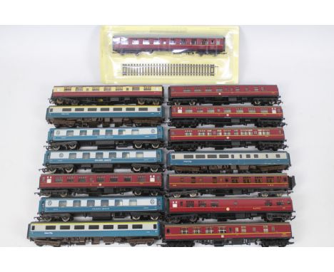 Hornby - Triang - Airfix, - Others - A rake of 15 predominately unboxed OO gauge passengers coaches. Lot includes Hornby Hogw